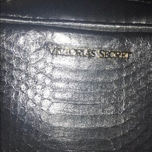 VICTORIA'S SECRET SILVER METALLIC CROSS BODY